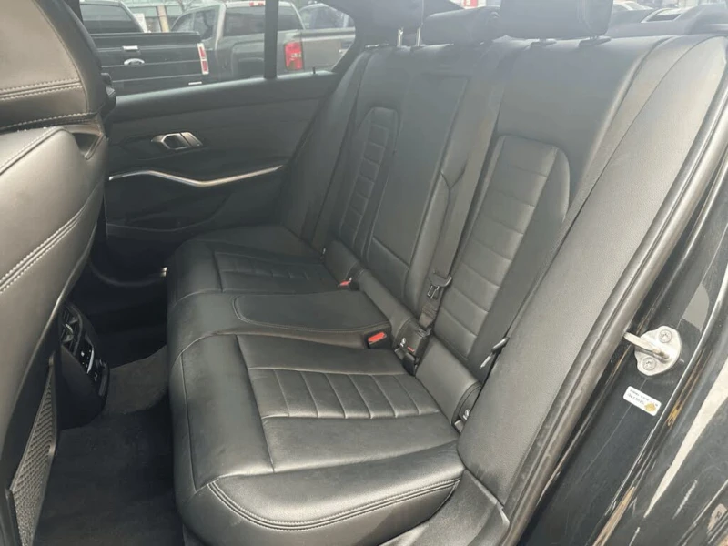 BMW 330 i XDRIVE M PACK* CARPLAY* ПОДГРЕВ* КАМЕРА* ШИБИДАХ, снимка 13 - Автомобили и джипове - 53407847