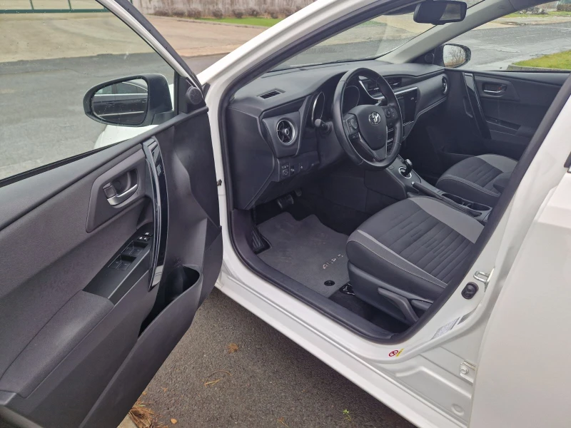 Toyota Auris 1.8 Design Edition, снимка 9 - Автомобили и джипове - 53417872