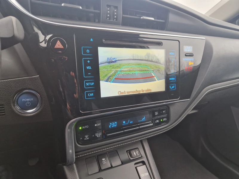 Toyota Auris 1.8 Design Edition, снимка 12 - Автомобили и джипове - 53417872