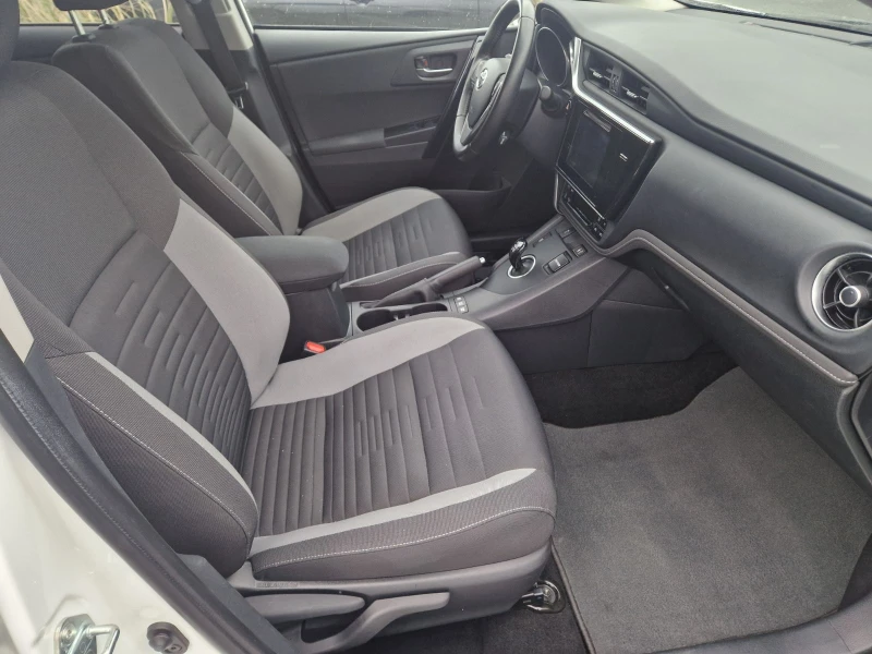 Toyota Auris 1.8 Design Edition, снимка 14 - Автомобили и джипове - 53417872
