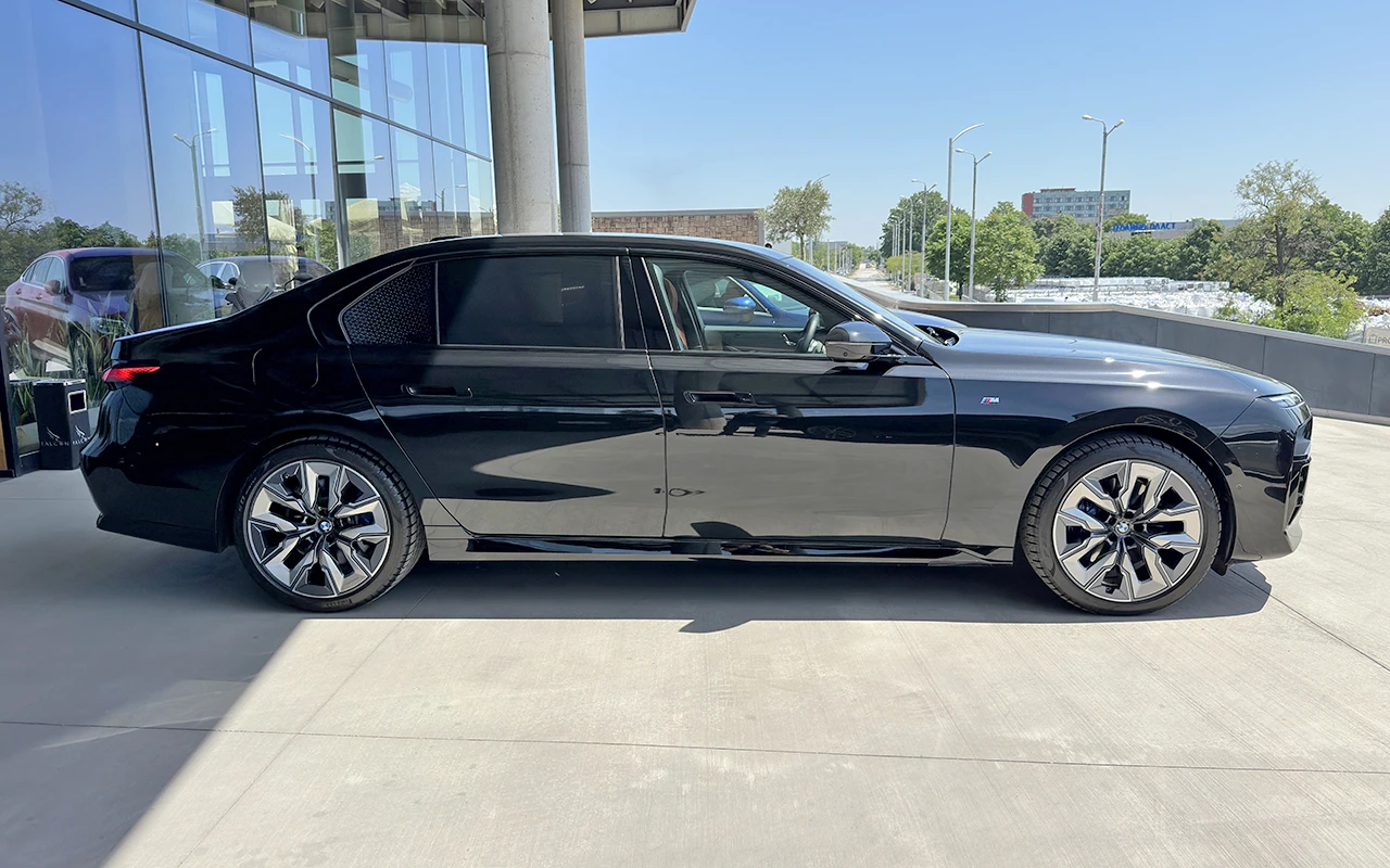 BMW 740 d xDrive M Sport G70 - изображение 3