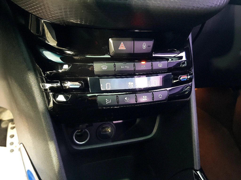 Peugeot 2008 1.6 BlueHDi* КРАЙНА ЦЕНА, снимка 14 - Автомобили и джипове - 55983865