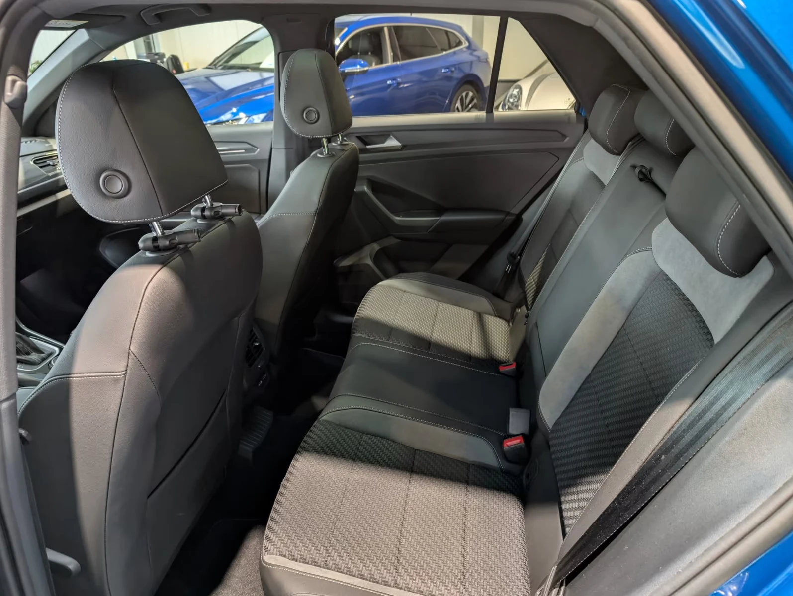 VW T-Roc 2.0TDI/150HP/R-LINE/4M/CAM/ACC/136z, снимка 12 - Автомобили и джипове - 53783501