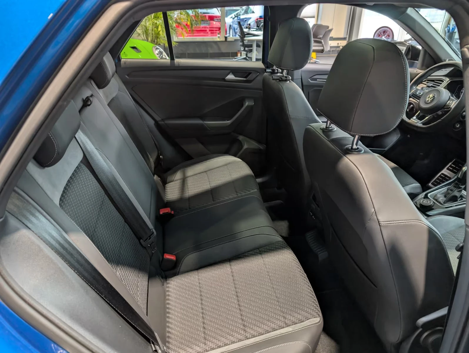 VW T-Roc 2.0TDI/150HP/R-LINE/4M/CAM/ACC/136z, снимка 13 - Автомобили и джипове - 53783501