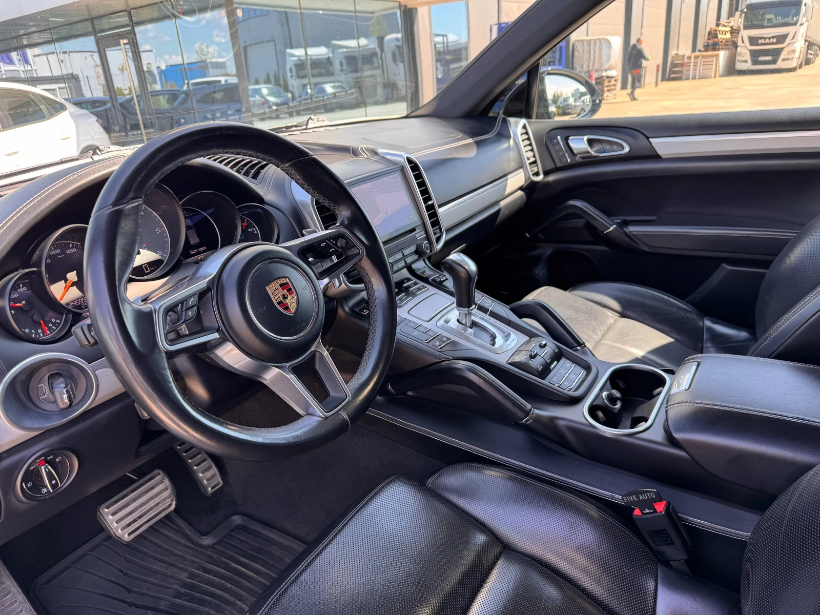Porsche Cayenne / S / 4.2TDI / Pano / Chrono / Bose / , снимка 9 - Автомобили и джипове - 54299365