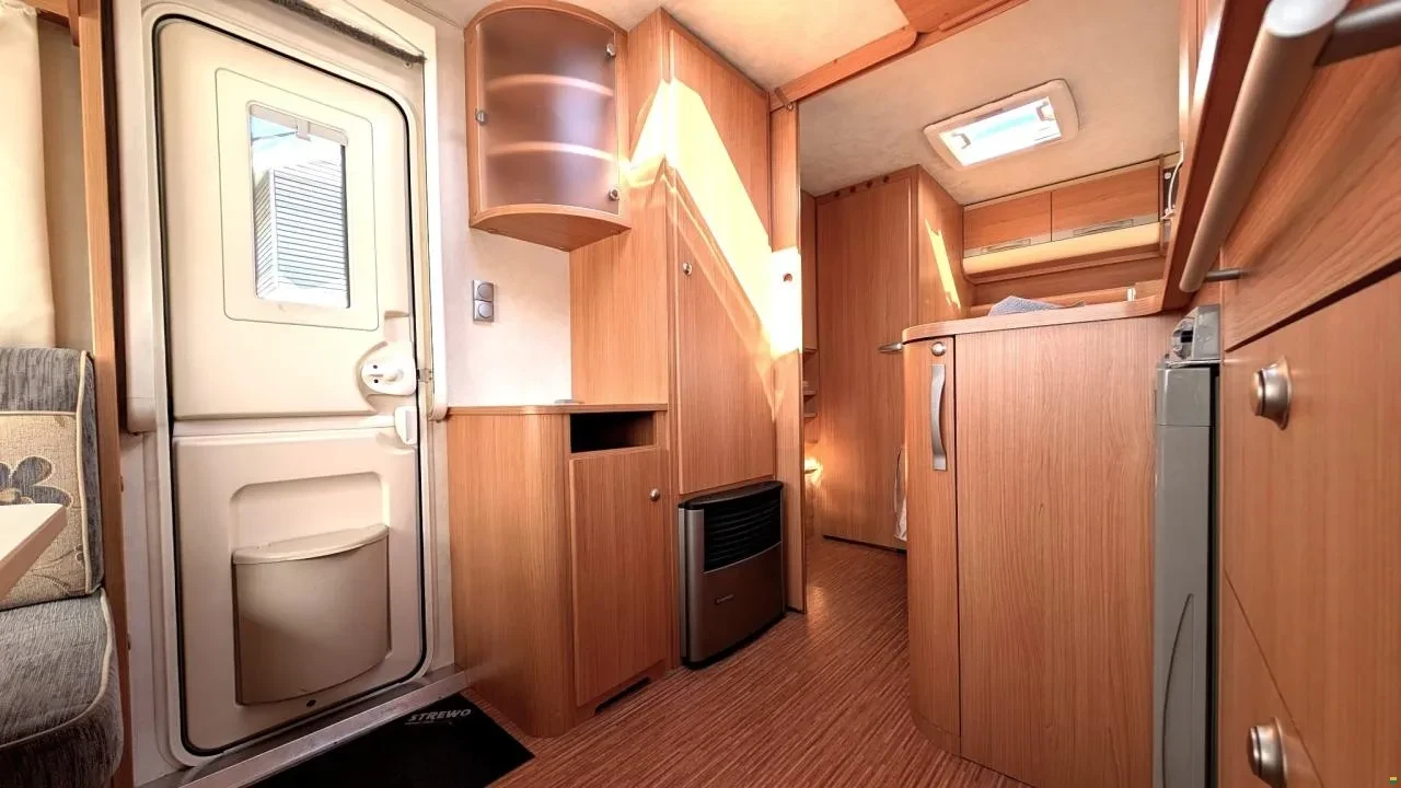 Каравана Adria 512 UP, снимка 6 - Каравани и кемпери - 54818889