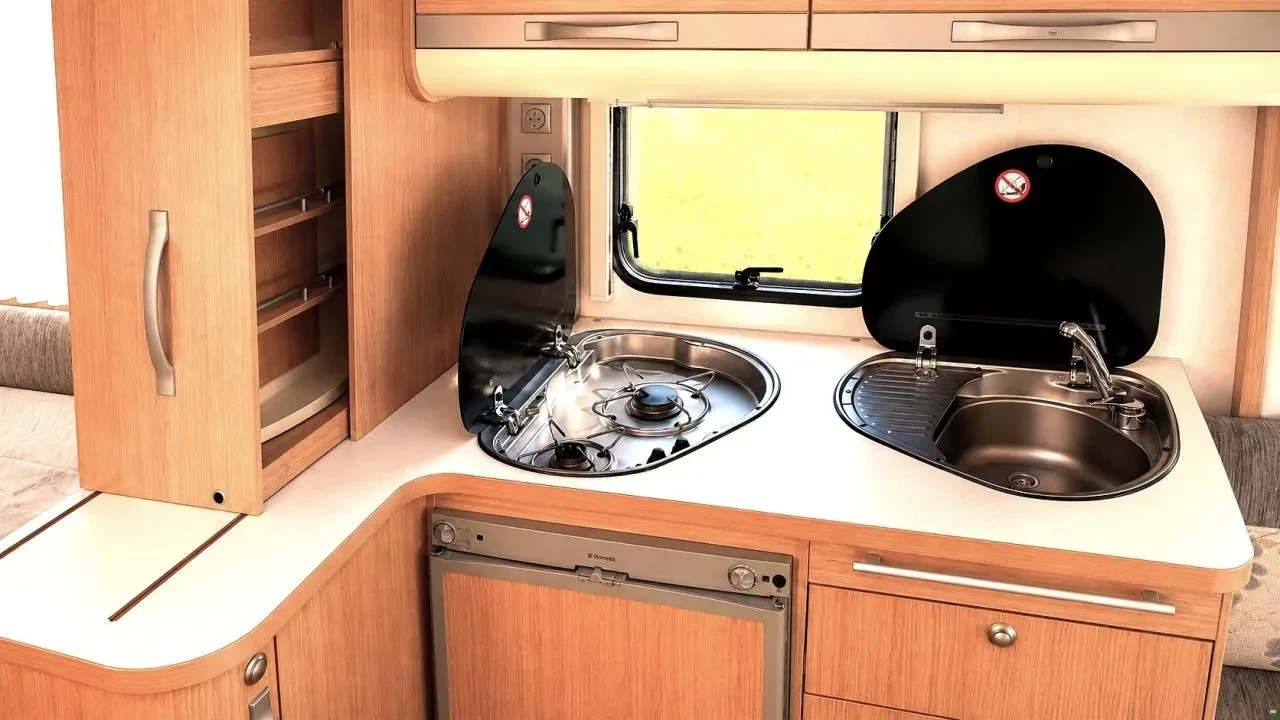 Каравана Adria 512 UP, снимка 4 - Каравани и кемпери - 54818889