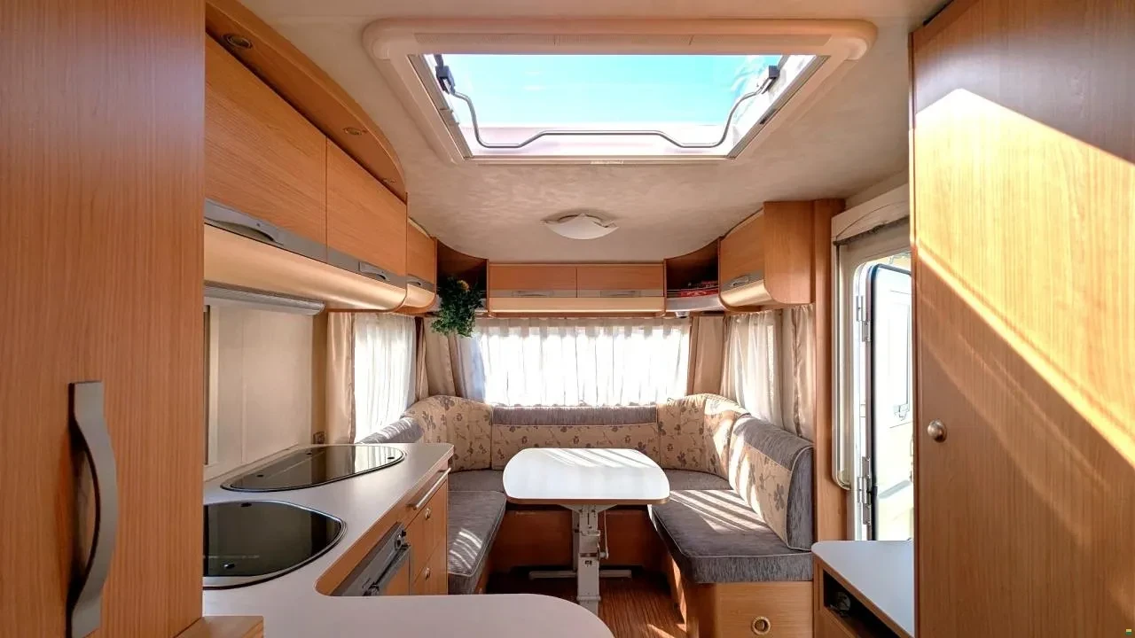 Каравана Adria 512 UP, снимка 2 - Каравани и кемпери - 54818889
