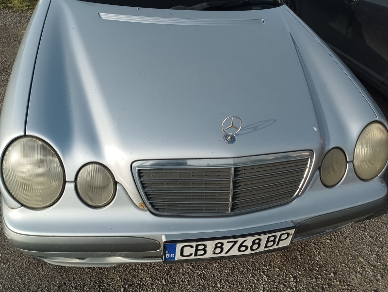 Mercedes-Benz E 220, снимка 1 - Автомобили и джипове - 46437174