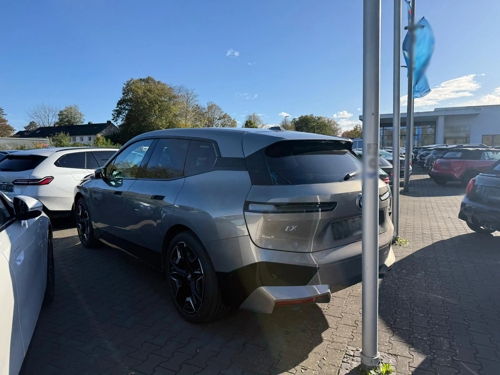 BMW iX 50/xDRIVE/523HP/SPORT/360/H&K/SKYLONGE/119h - изображение 6