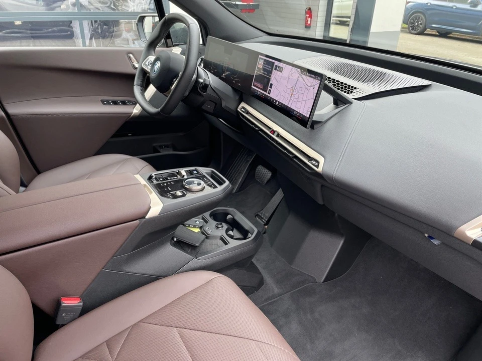 BMW iX 50/xDRIVE/523HP/SPORT/360/H&K/SKYLONGE/119h - изображение 10