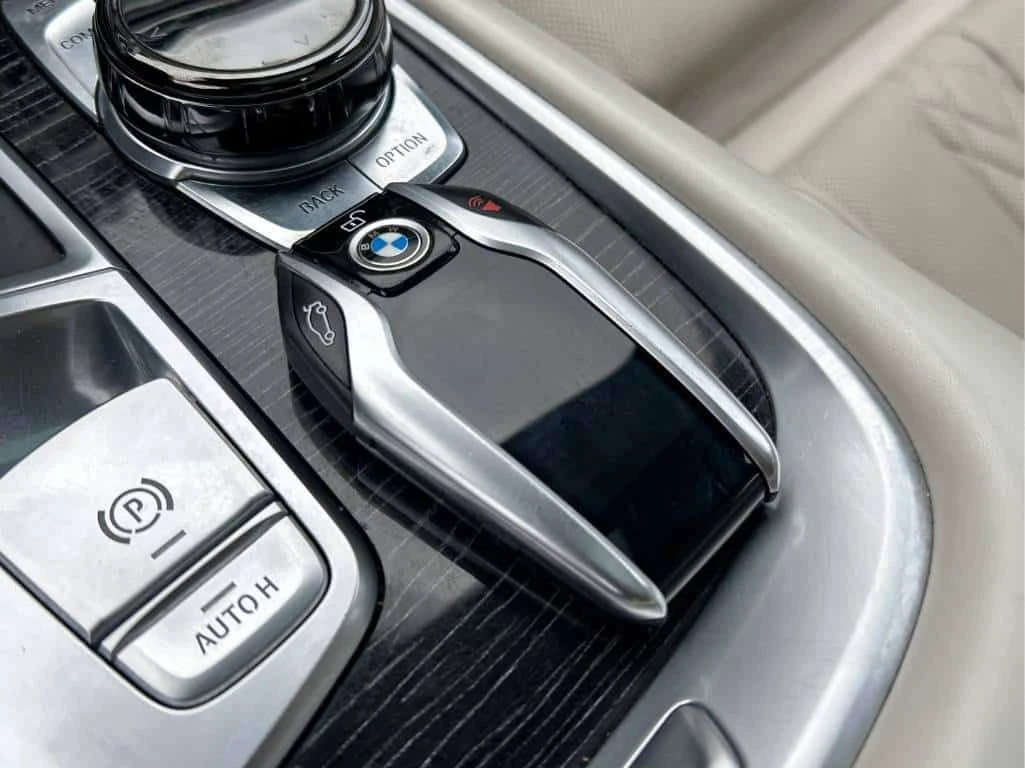 BMW 750 | DISTRONIC | HUD | ОБДУХВАНЕ | , снимка 13 - Автомобили и джипове - 54480292