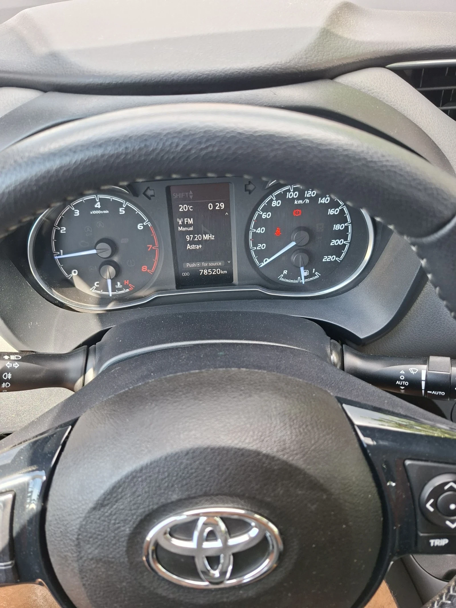 Toyota Yaris 1.0, снимка 12 - Автомобили и джипове - 54869754