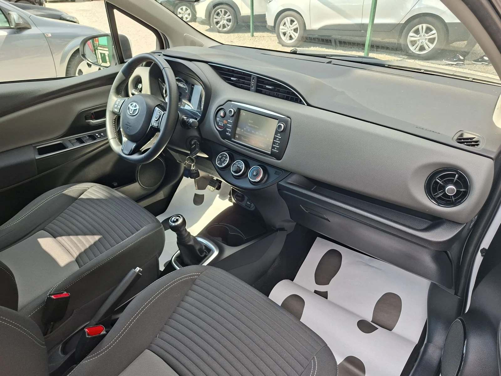 Toyota Yaris 1.0, снимка 11 - Автомобили и джипове - 54869754