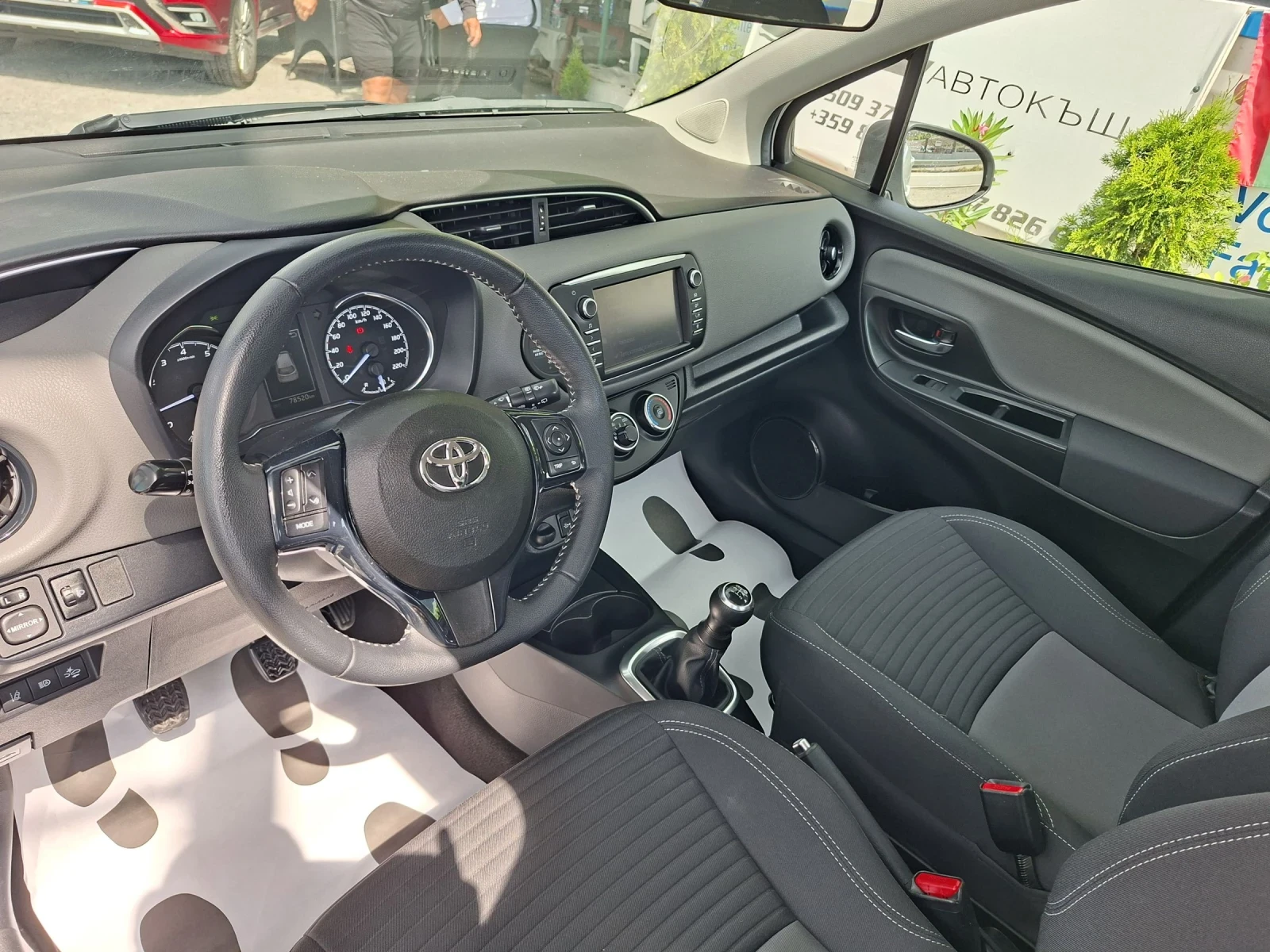 Toyota Yaris 1.0, снимка 10 - Автомобили и джипове - 54869754