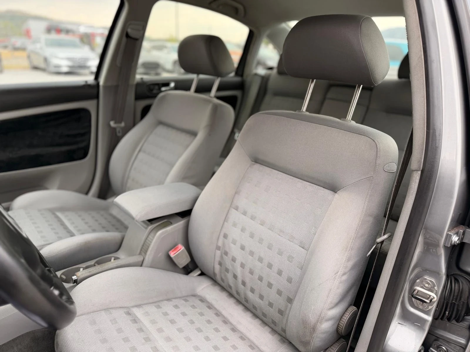 VW Passat 1.6i * Нов внос* , снимка 14 - Автомобили и джипове - 56261481