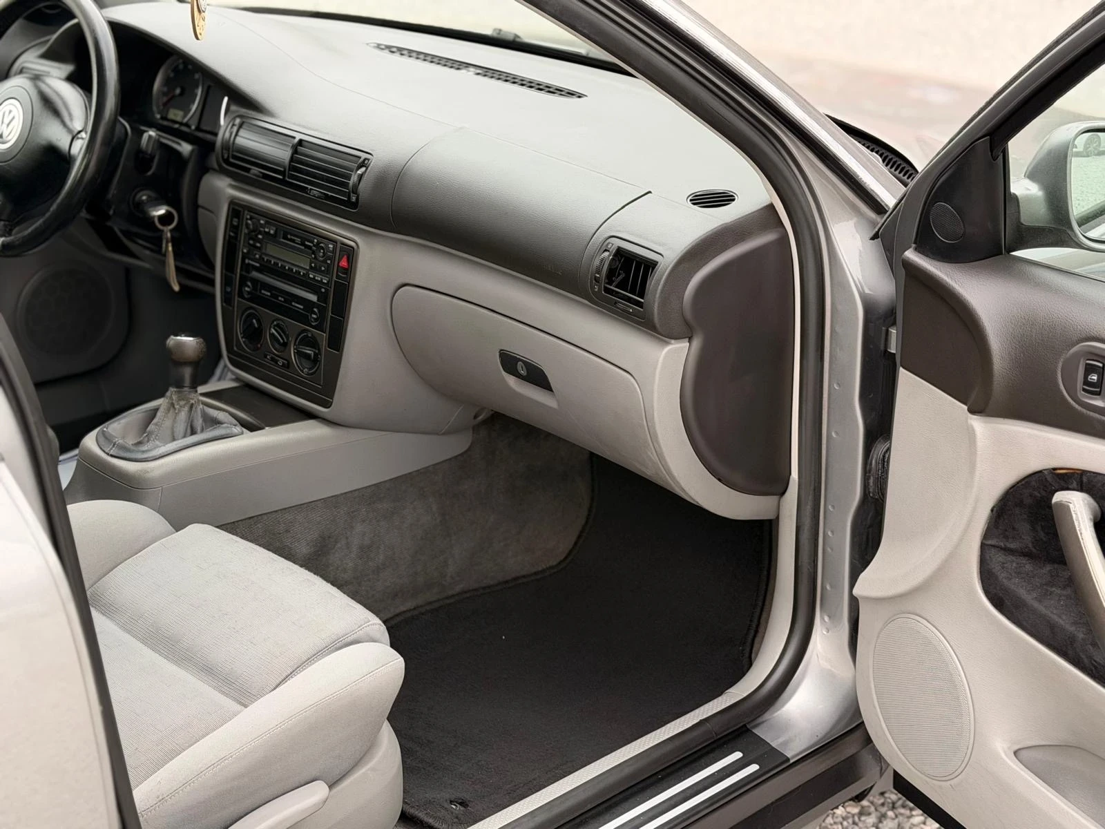 VW Passat 1.6i * Нов внос* , снимка 11 - Автомобили и джипове - 56261481