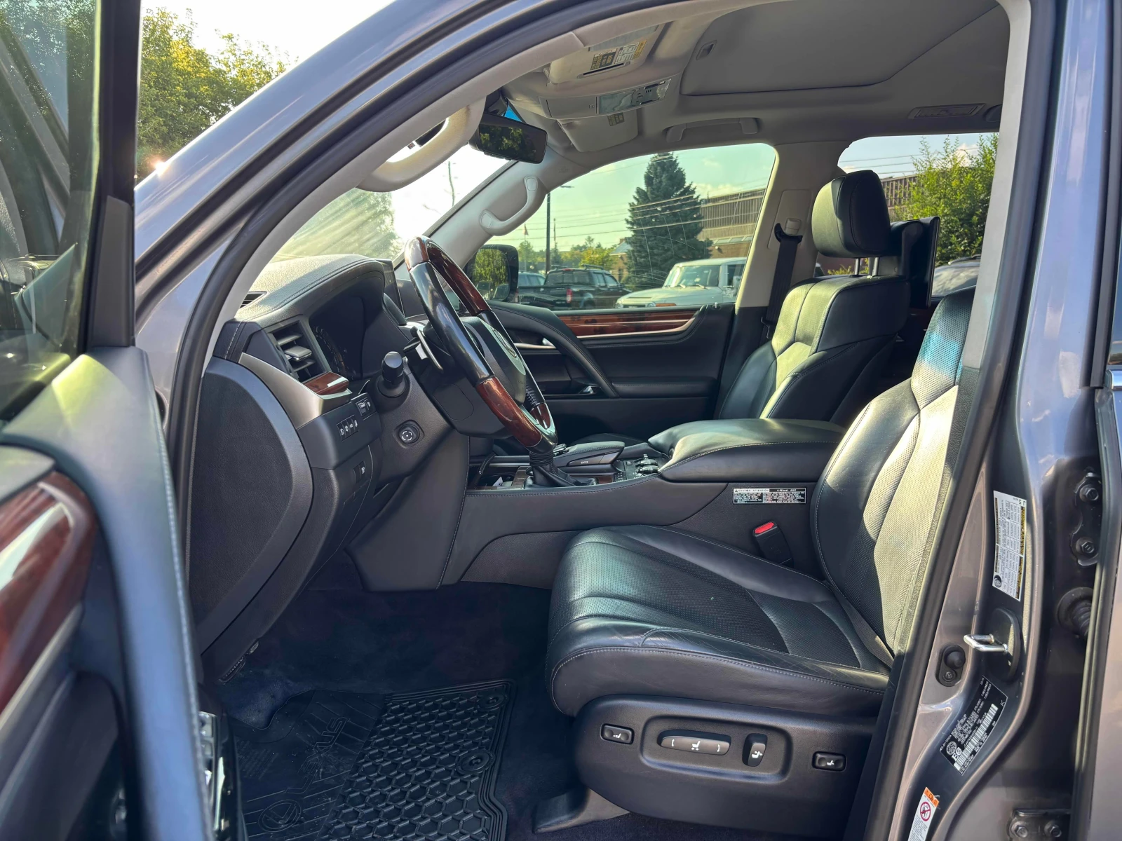 Lexus LX 570 * 4WD 4dr * CARFAX * ОПЦИЯ ЗА ФИНАНСИРАНЕ , снимка 5 - Автомобили и джипове - 55940237
