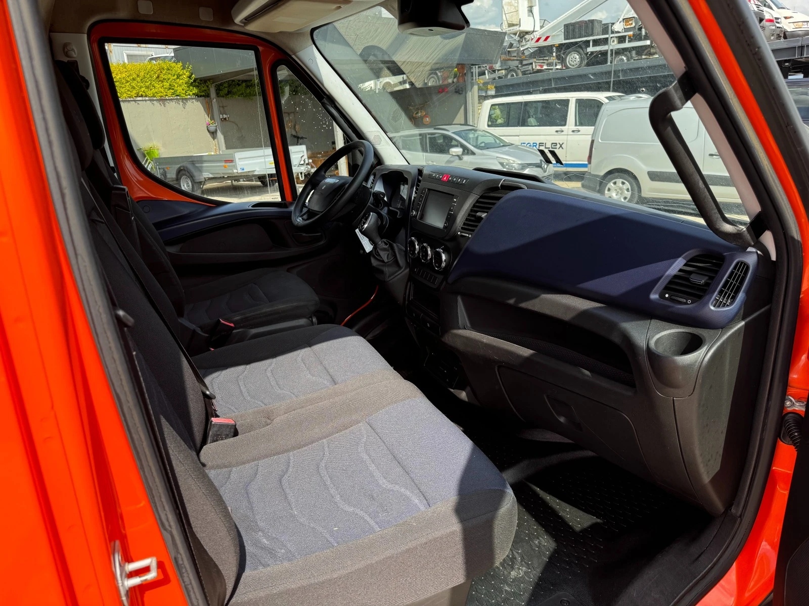 Iveco Daily 35-180 3.5т. 4.24м. Клима Падащ борд Euro 6 - изображение 9