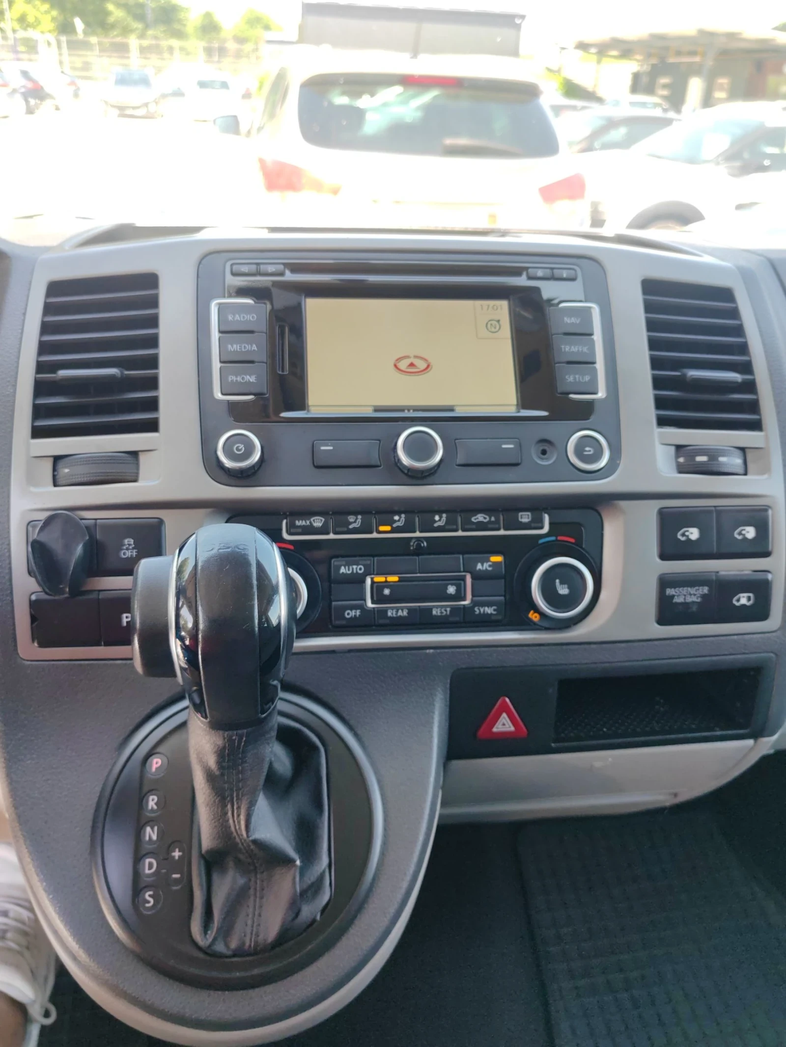 VW Caravelle 2.0, 180к.с. 9 местен , снимка 11 - Бусове и автобуси - 54812855