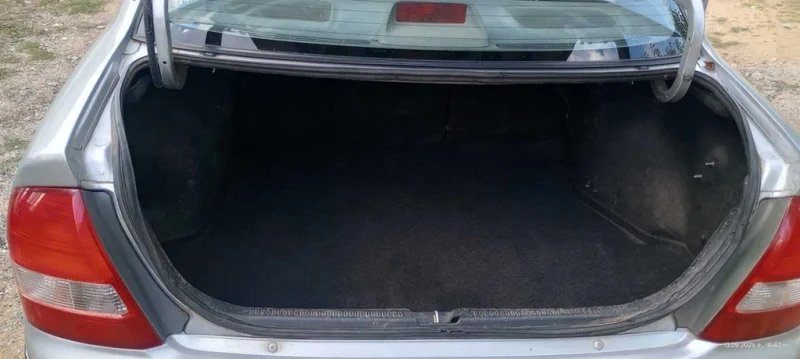 Mazda 323 1.5, снимка 8 - Автомобили и джипове - 52323685