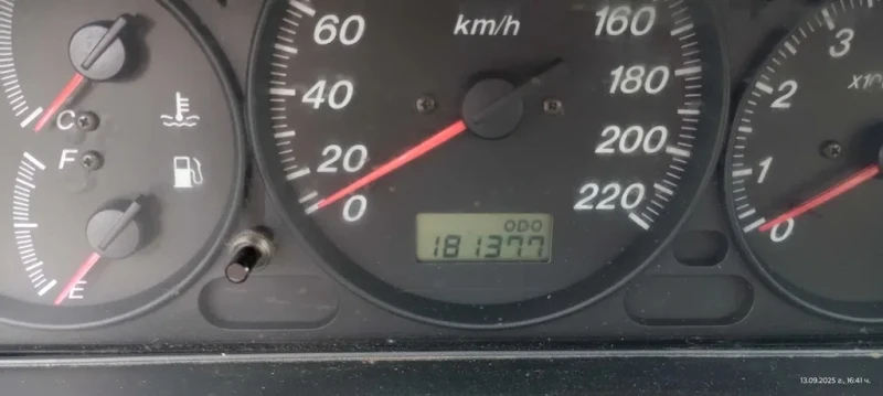 Mazda 323 1.5, снимка 5 - Автомобили и джипове - 52323685