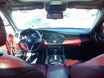 Alfa Romeo Giulia 2.0L| AWD| ПАНОРАМА| НАВИГАЦИЯ| ЗАДНА КАМЕРА - изображение 10