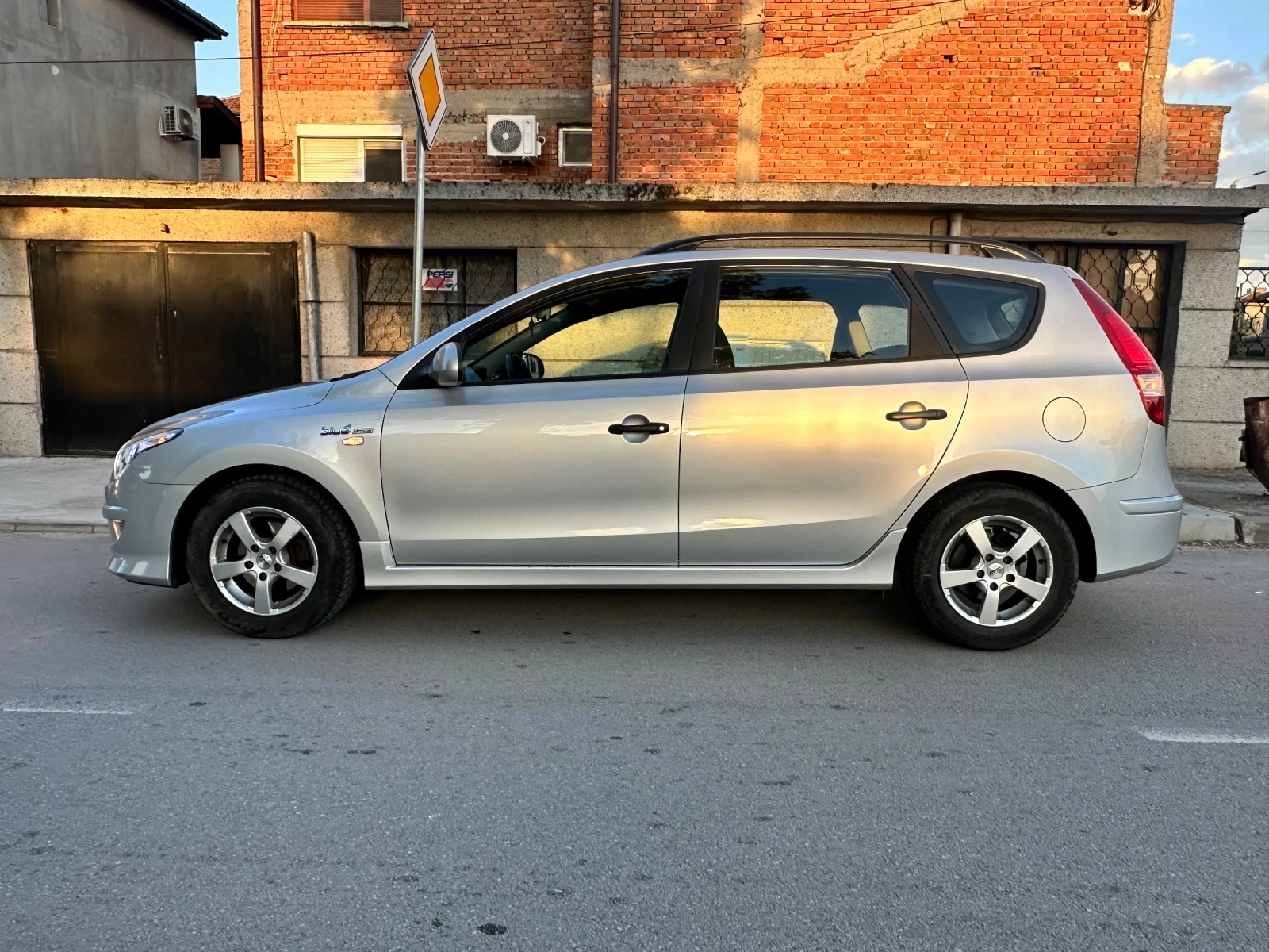 Hyundai I30 i30CW, снимка 4 - Автомобили и джипове - 54725135