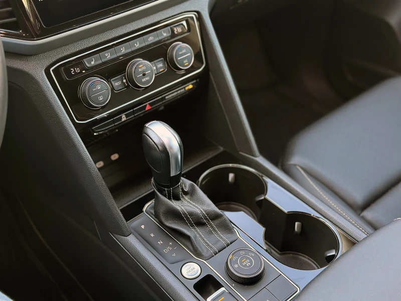 VW Atlas 2.0L 4Motion, R-Line, снимка 8 - Автомобили и джипове - 53120328