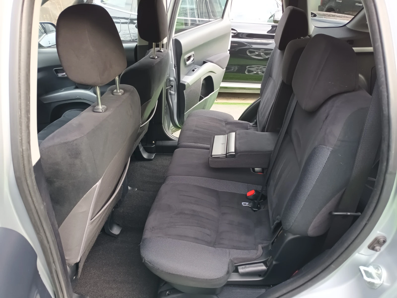 Mitsubishi Outlander 2.0Tdi/4x4/7 места/6sk - изображение 10