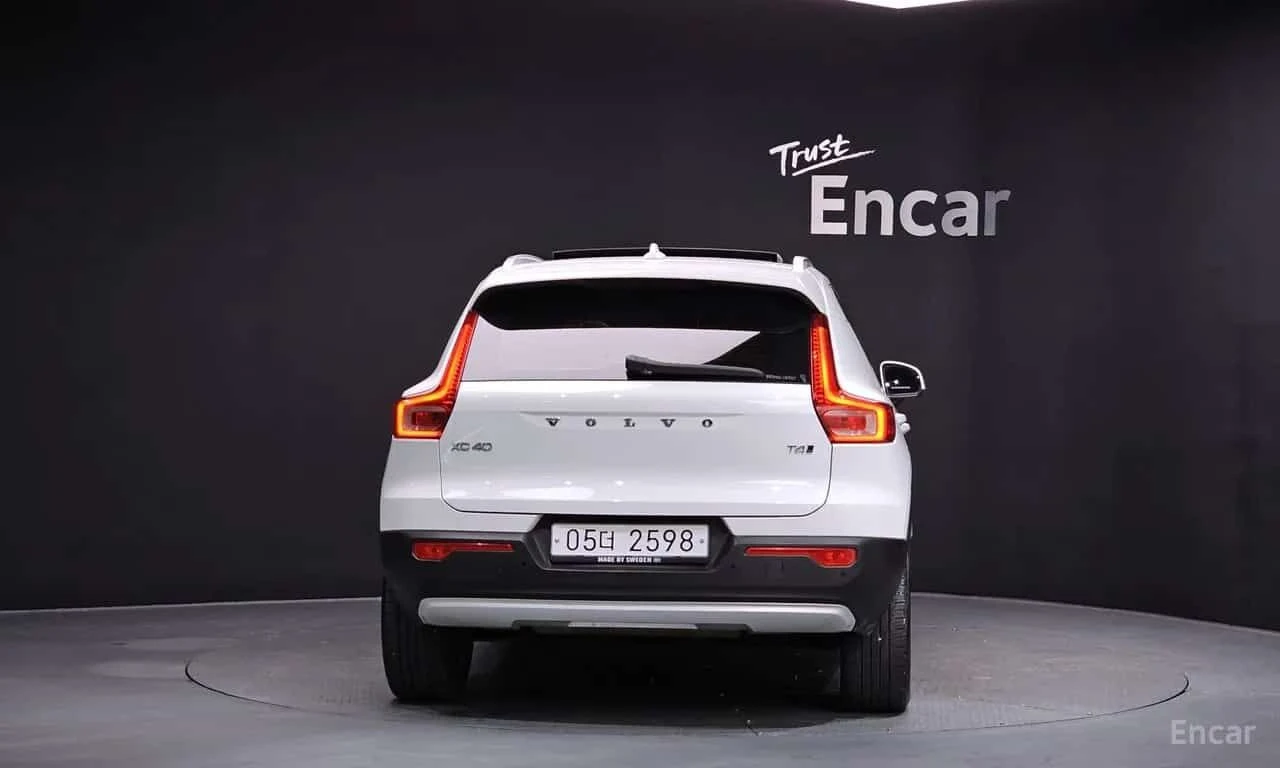Volvo XC40 * T4 Momentum * ЦЕНА ДО БГ, снимка 4 - Автомобили и джипове - 55681411