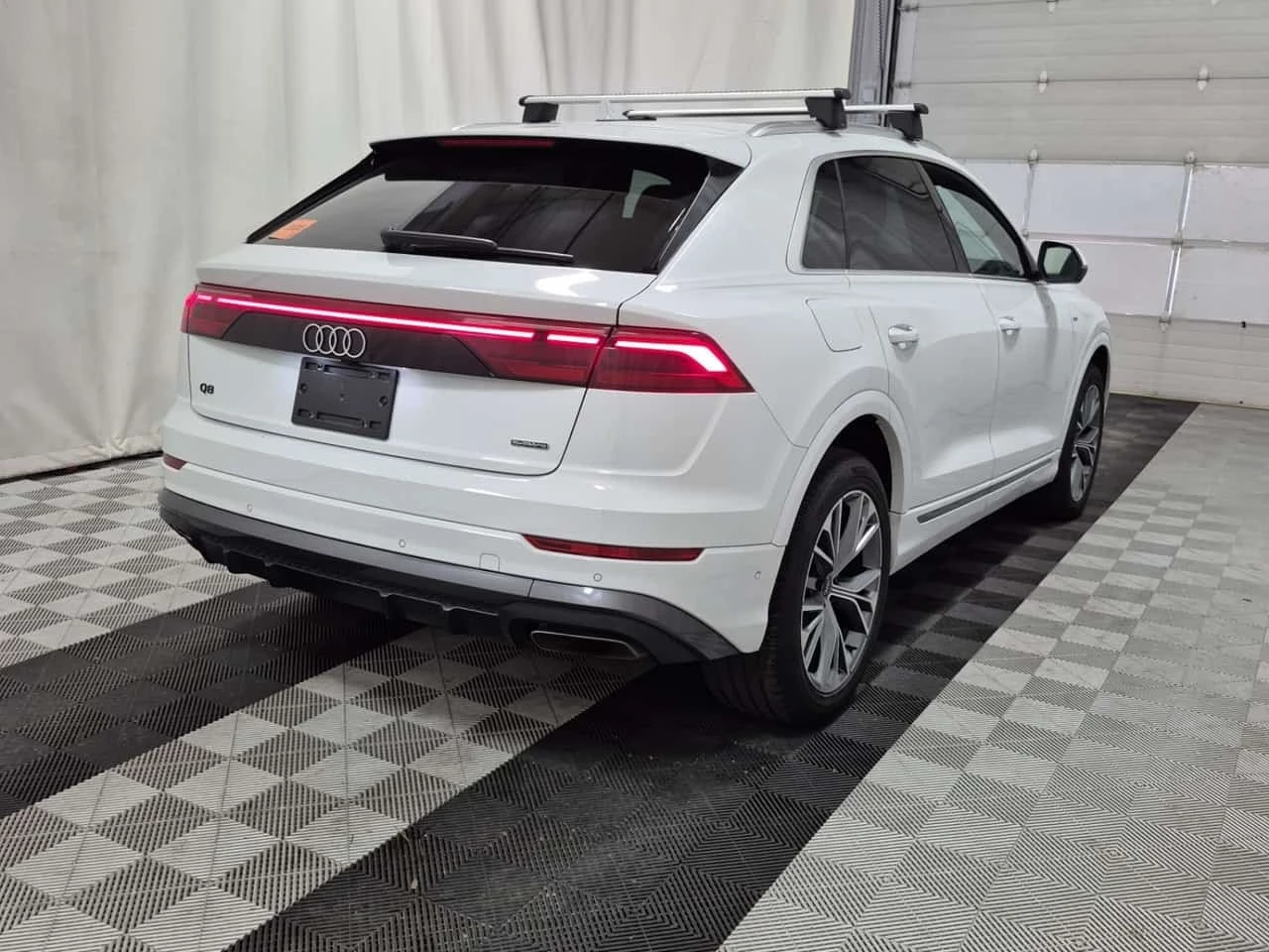 Audi Q8 3.0 PROGRESSIV| HUD| MASSAGE| 360| 2 КЛЮЧА| , снимка 3 - Автомобили и джипове - 56307603