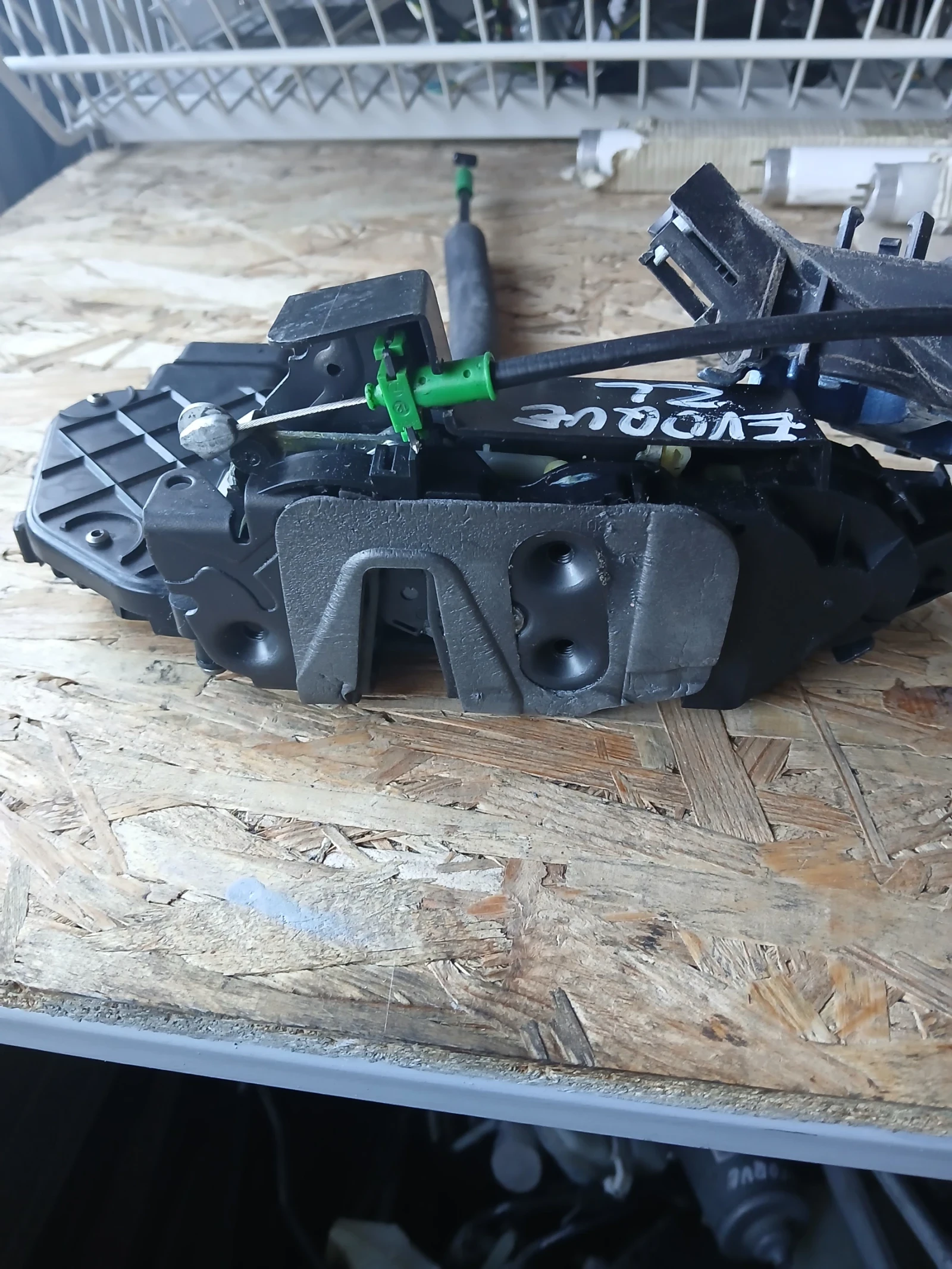8X2A-26413-AE брава задна лява Lend Rover Evoque 