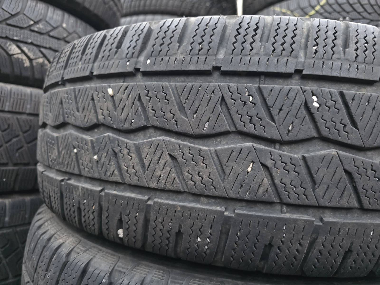 Гуми Зимни 235/65R16
