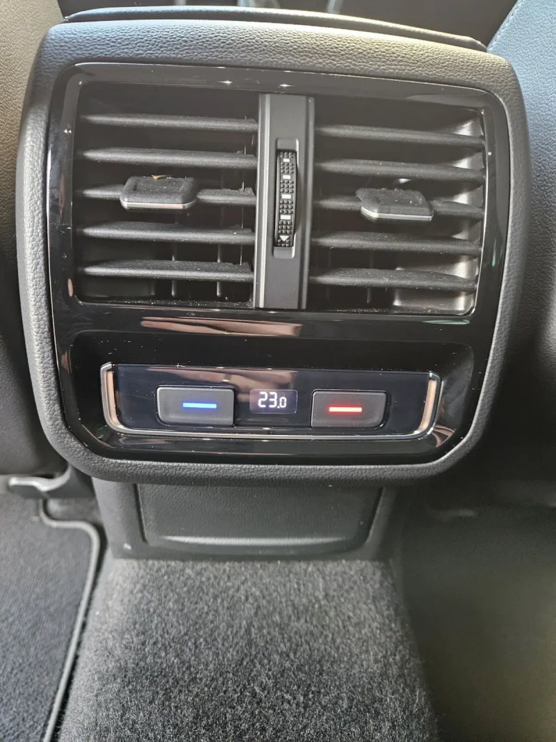 VW Passat 2.0TDI 190к.с ELEGANCE Дигитал KEYLESS Камера , снимка 14 - Автомобили и джипове - 49185967