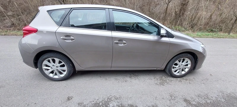 Toyota Auris 1.33 бензин , снимка 8 - Автомобили и джипове - 52976639