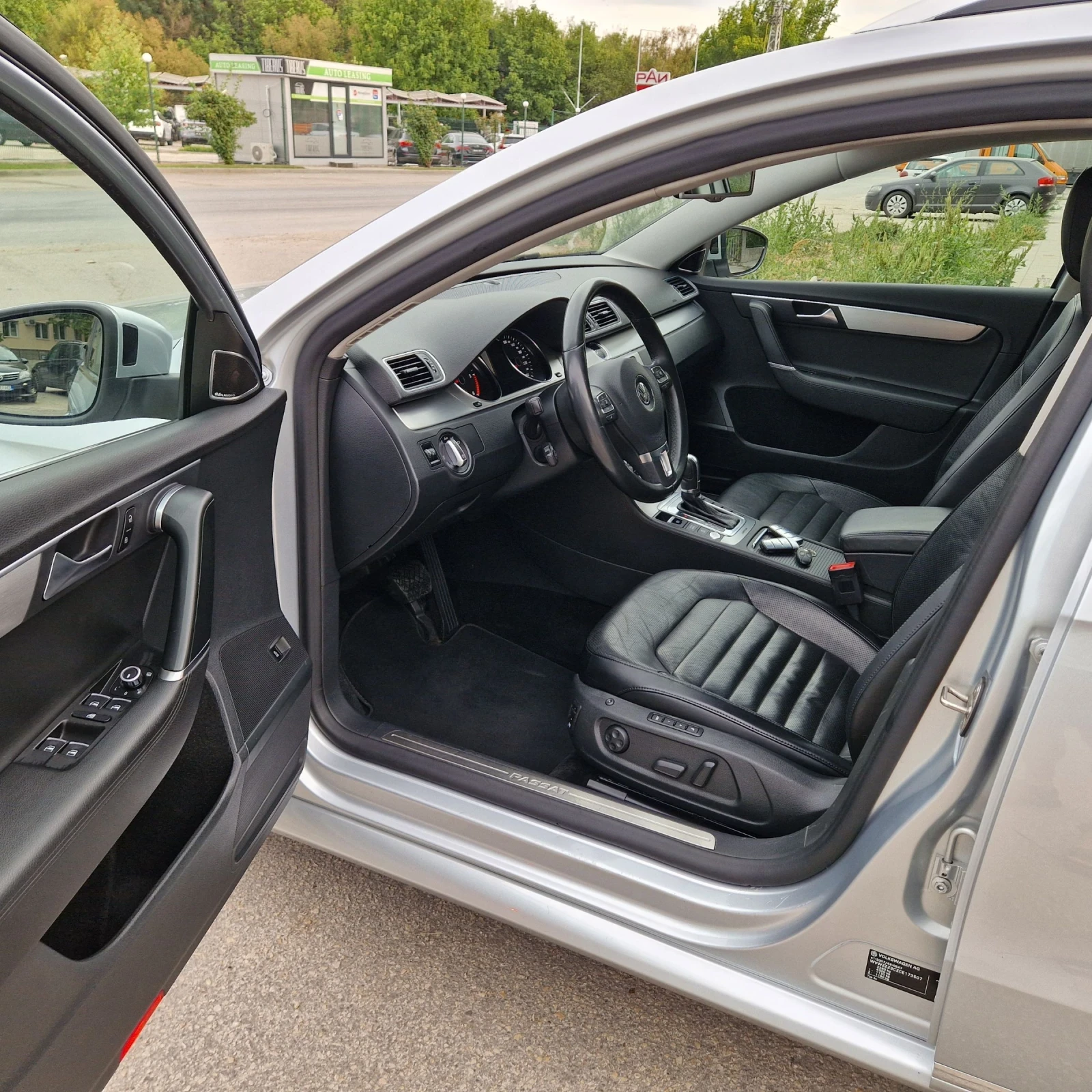 VW Passat 2.0TDi 170к. 4х4 ДИСТРОНИК/ОБДУХВАНЕ/МАСАЖ/КЕЙЛЕС  - изображение 8