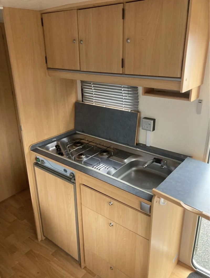 Каравана Adria 432, снимка 8 - Каравани и кемпери - 53122843