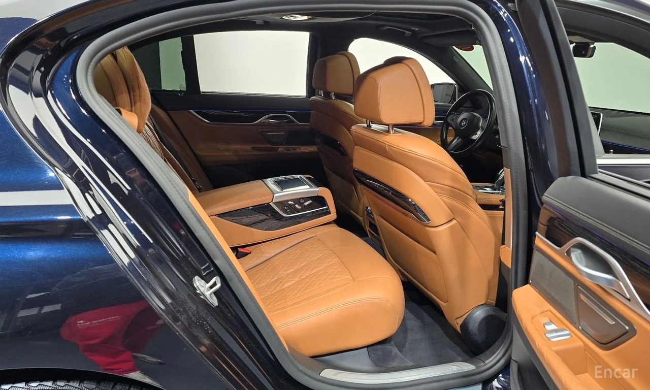 BMW 740 M* SPORT* LASER* HARMON* KARDON* ОБДУХВАНЕ* МАСАЖ*, снимка 14 - Автомобили и джипове - 54511675