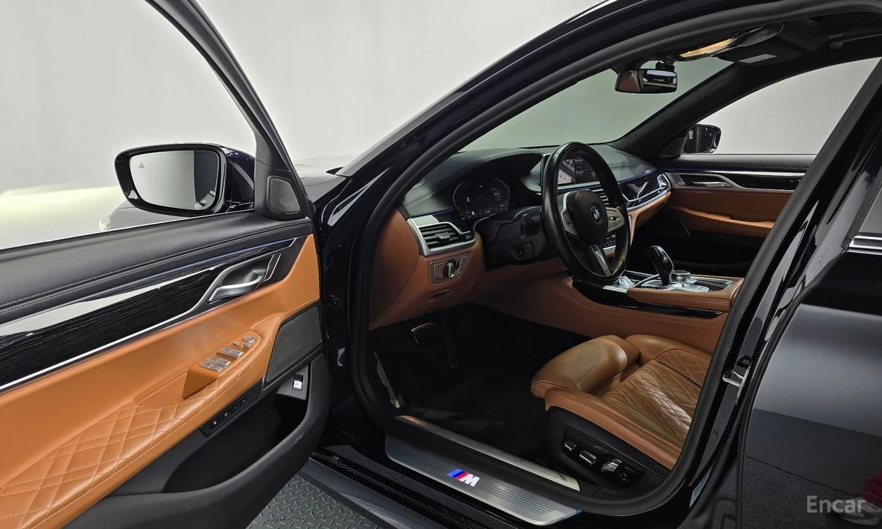 BMW 740 M* SPORT* LASER* HARMON* KARDON* ОБДУХВАНЕ* МАСАЖ*, снимка 5 - Автомобили и джипове - 54511675