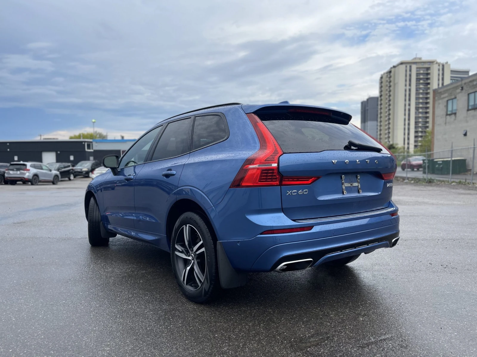 Volvo XC60 T6* R* DESIGN* ДИСТРОНИК* ХЕДЪП* LANE* ASSIST* ПАН, снимка 4 - Автомобили и джипове - 54832521