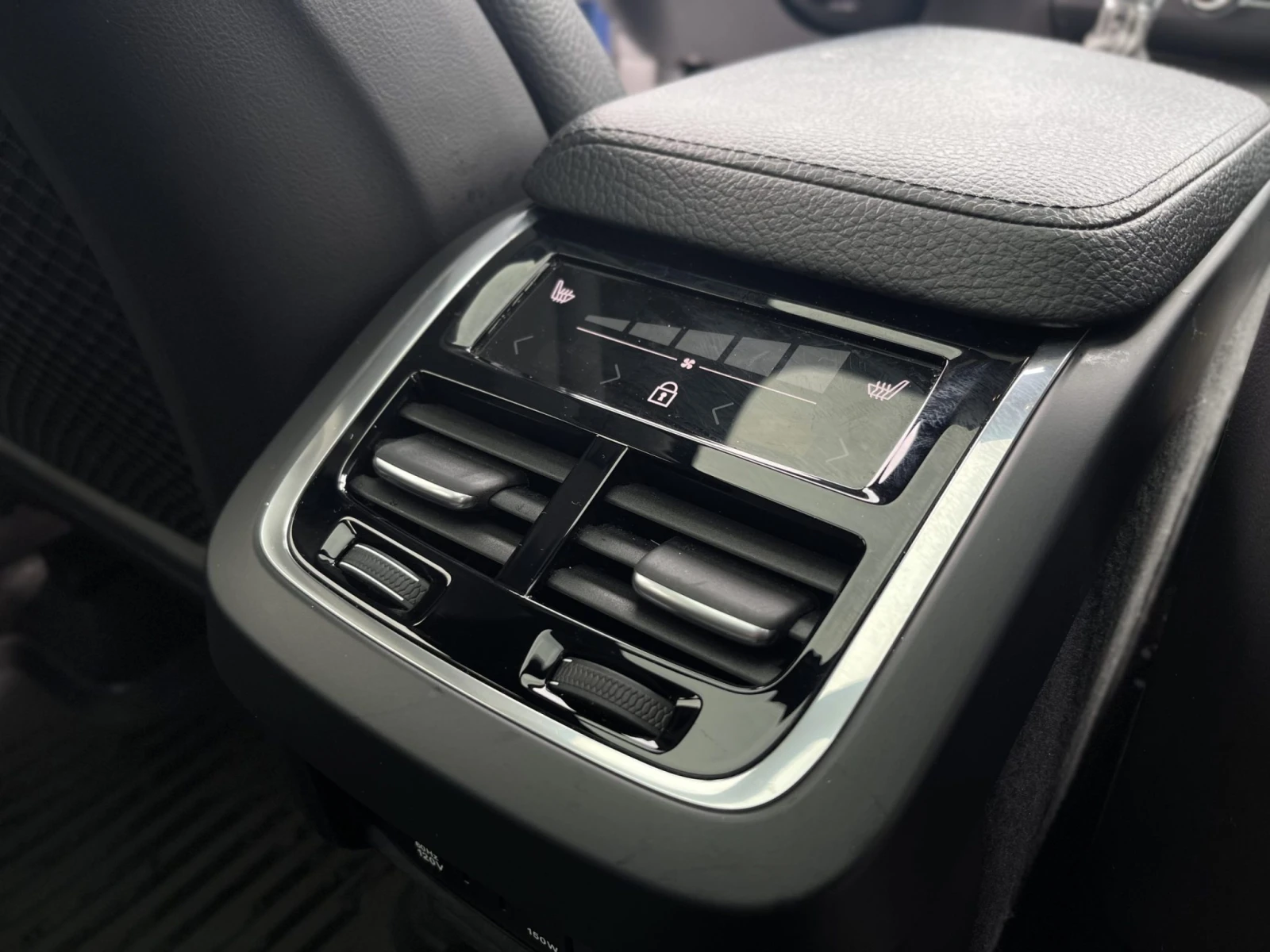 Volvo XC60 T6* R* DESIGN* ДИСТРОНИК* ХЕДЪП* LANE* ASSIST* ПАН, снимка 17 - Автомобили и джипове - 54832521