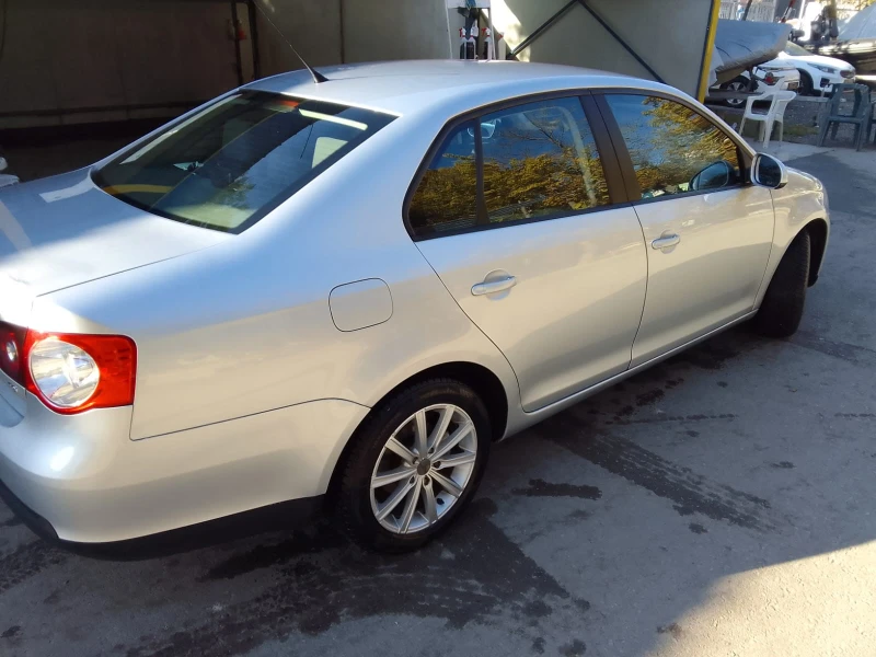 VW Jetta 2.0 TDI, снимка 5 - Автомобили и джипове - 48150679