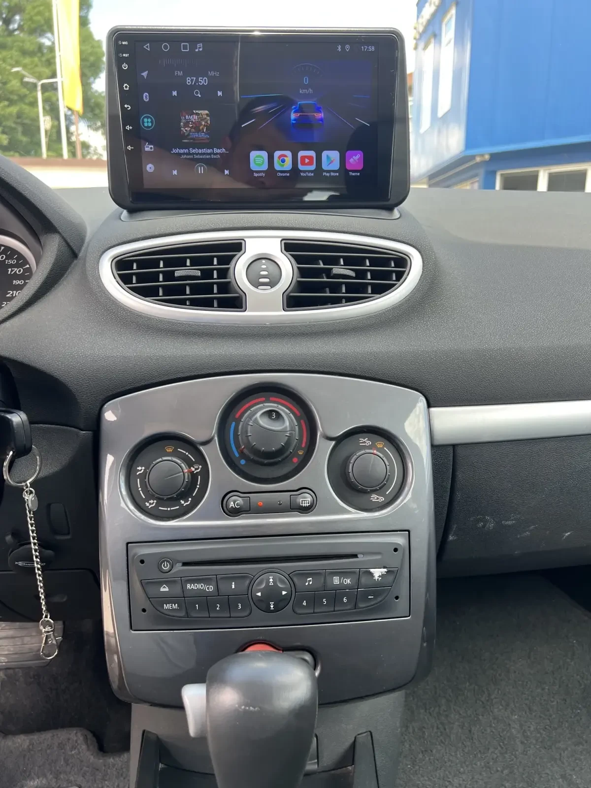 Renault Clio 1.6i автоматик, снимка 12 - Автомобили и джипове - 54953757