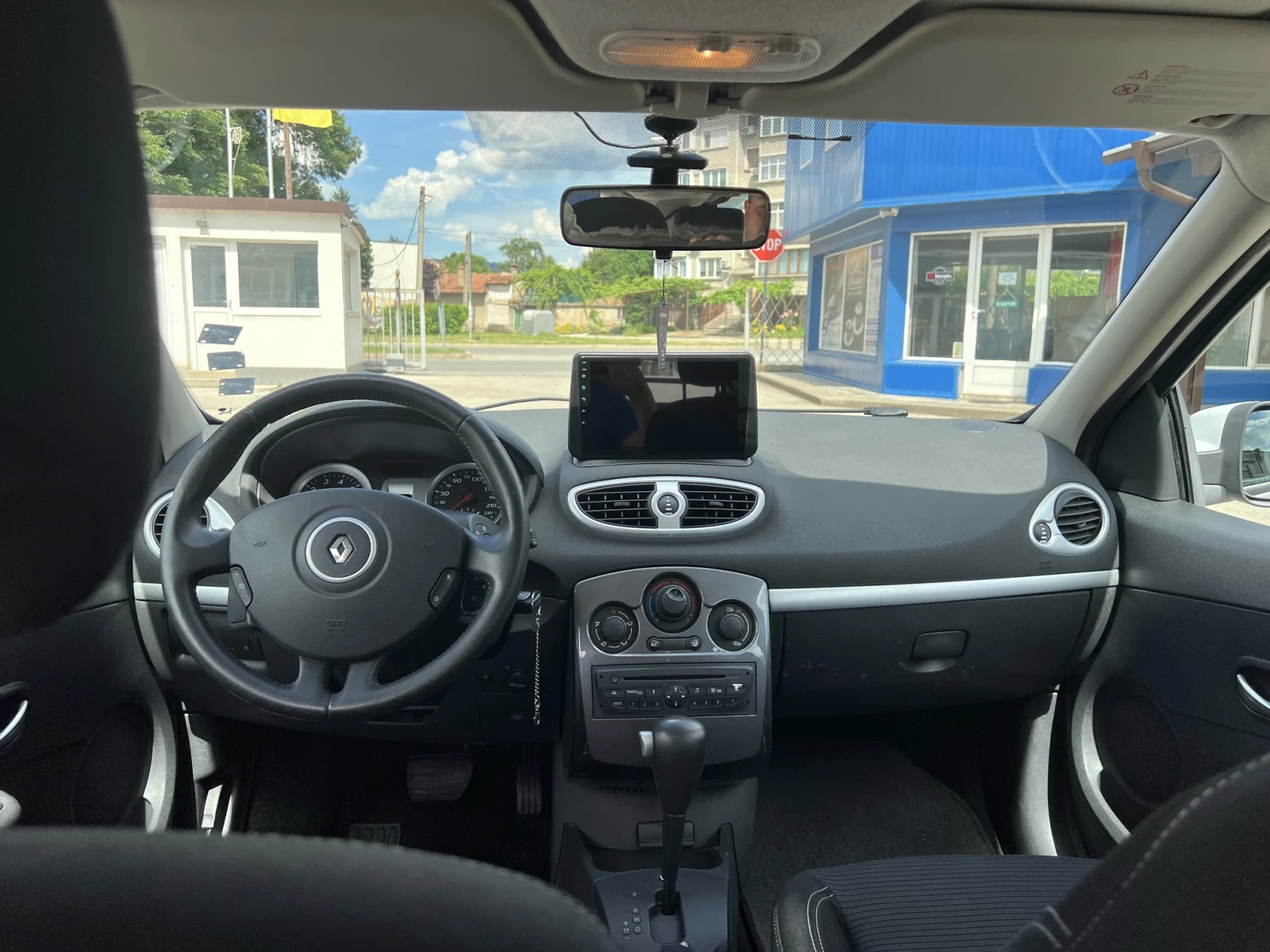 Renault Clio 1.6i автоматик, снимка 8 - Автомобили и джипове - 54953757