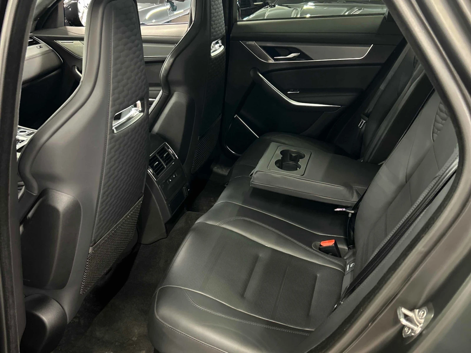 Jaguar F-PACE P550 SVR * CAR FAX * ЦЕНА ДО БГ , снимка 11 - Автомобили и джипове - 54067491