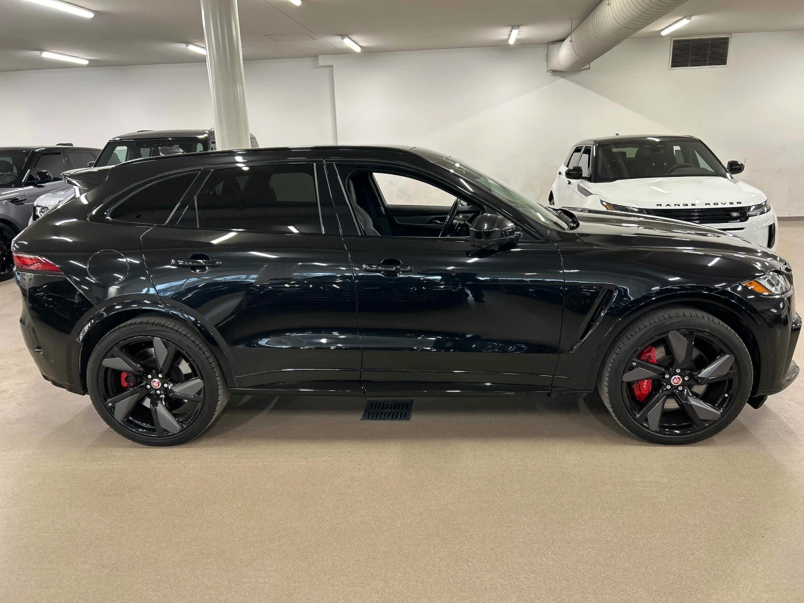 Jaguar F-PACE P550 SVR * CAR FAX * ЦЕНА ДО БГ , снимка 4 - Автомобили и джипове - 54067491