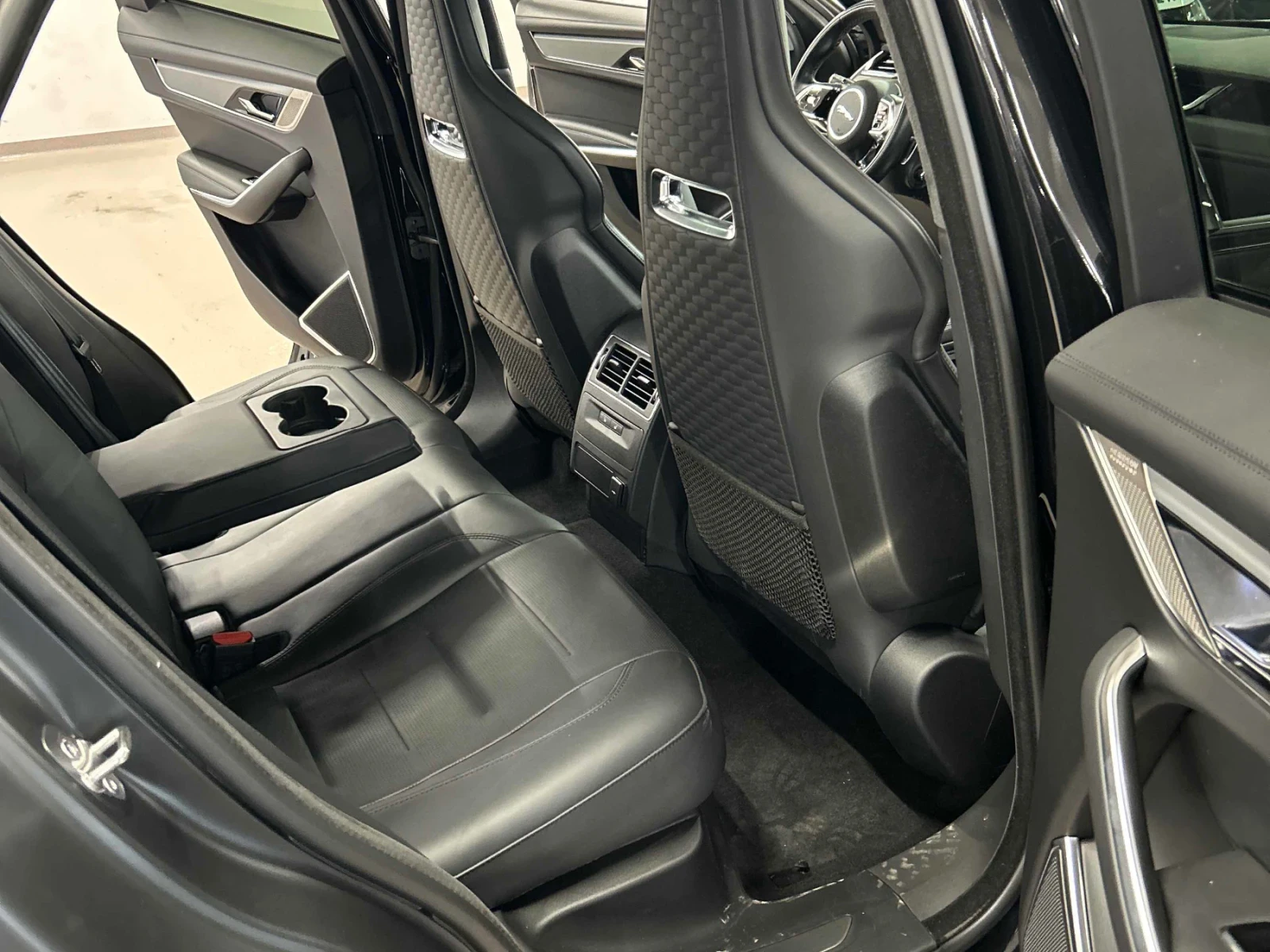 Jaguar F-PACE P550 SVR * CAR FAX * ЦЕНА ДО БГ , снимка 10 - Автомобили и джипове - 54067491