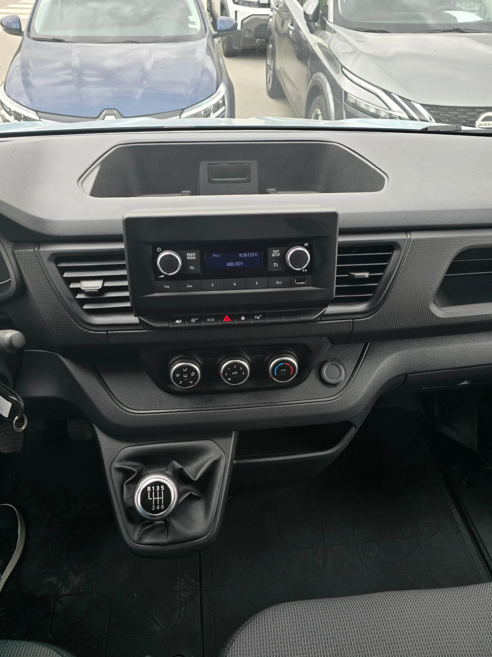 Renault Trafic 2.0 dCi L2H1, снимка 9 - Бусове и автобуси - 54661095