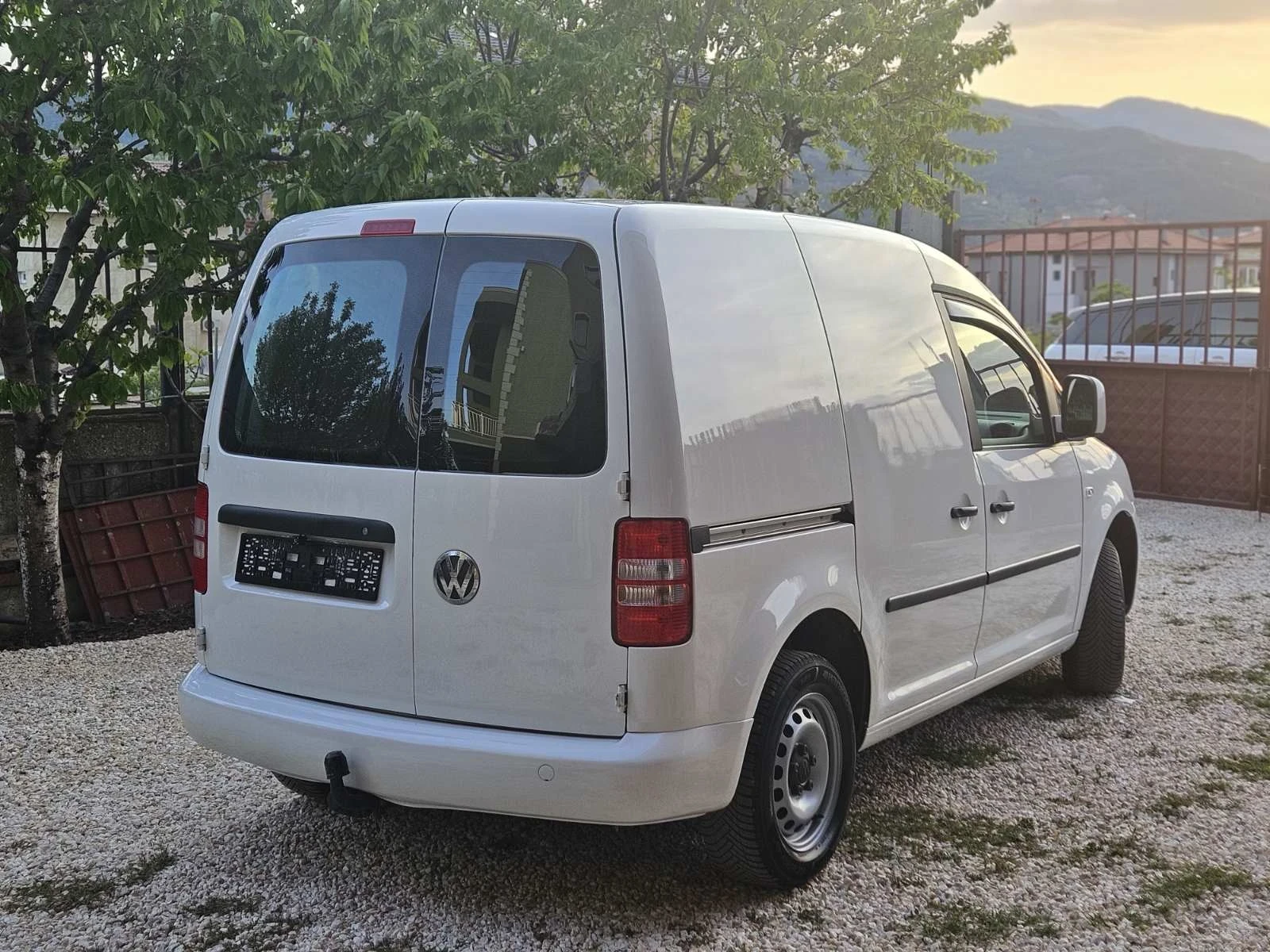 VW Caddy 1.6 ПЕРФЕКТНО СЪСТОЯНИЕ - изображение 3